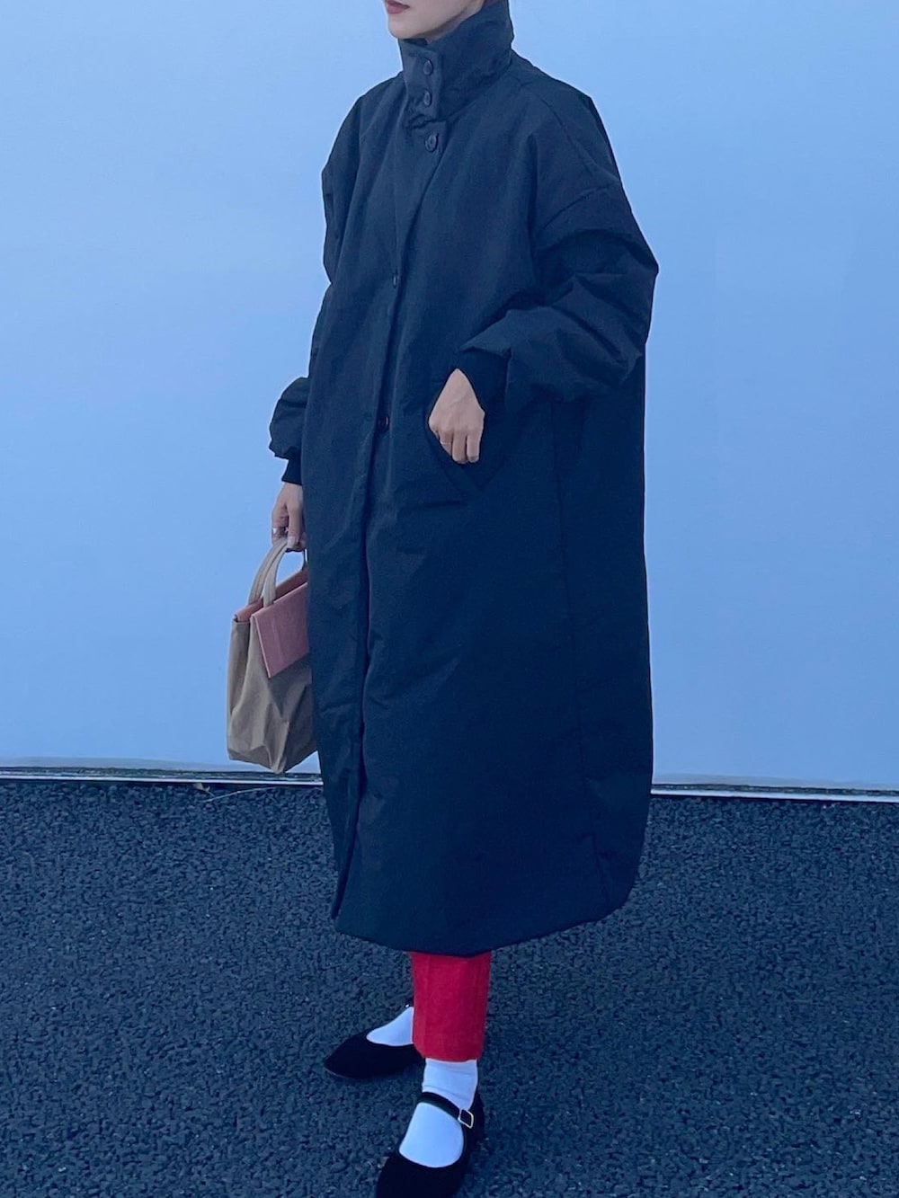 ブラック系のダウンジャケット/コート、その他のバッグを着用したレディースの秋コーディネートの2枚目の写真