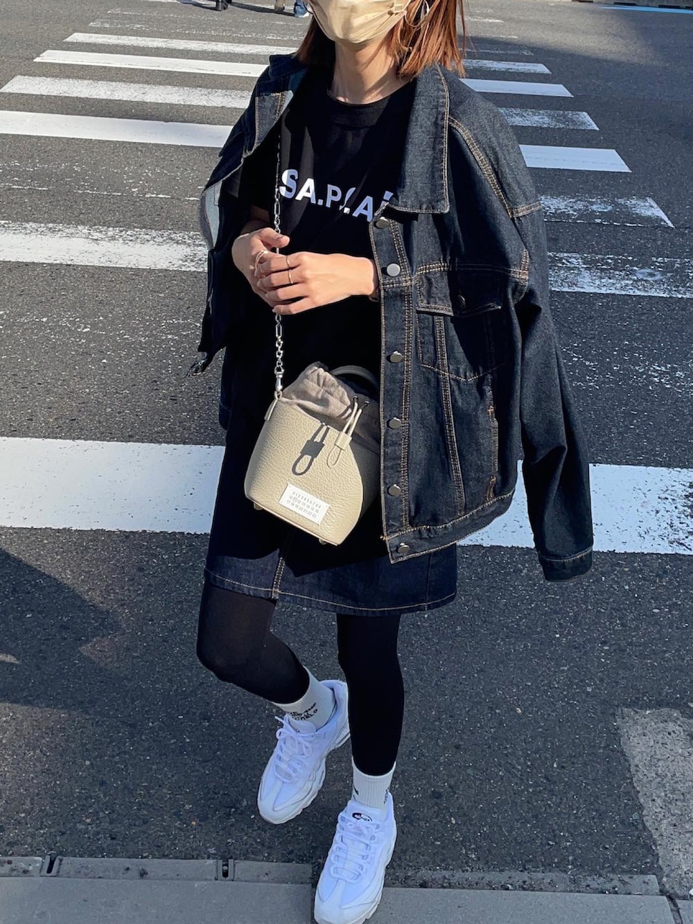 「はじめましてコーデ、デニム、デニムジャケット、デニムスカート、ナイキ、ナイキエアマックス、春コーデ、大人カジュアル、お洒落さんとつながりたい、ootd、きれいめカジュアル、プチプラ、いいね、save、フォローお願いします🤑、スニーカーコーデ、APC」｜「NIKEのナイキ エア マックス 95 エッセンシャル ウィメンズシューズ / スニーカー / Nike Air Max 95 Essential Women's Shoe（スニーカー、ホワイト系）」を使った、りょんさん（レディース・165cm）の春コーディネートの2枚目の写真