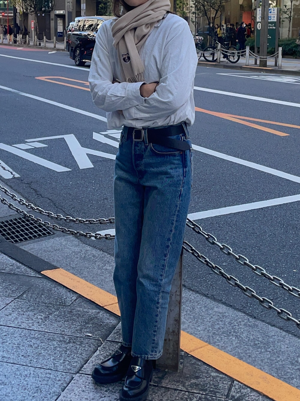 「PRADA、マフラー、マフラーコーデ、冬コーデ、シャツスタイル、シャツ、シャツコーデ、デニム、ホワイトコーデ、クリスマスに着たい服、マイベストコーデ2024、ローファー、オトナカジュアル、大人女子、パンツスタイル」｜「TANUKI STUDIOのアイテム（マフラー、ベージュ系）」を使った、りょんさん（レディース・165cm）の冬コーディネートの2枚目の写真