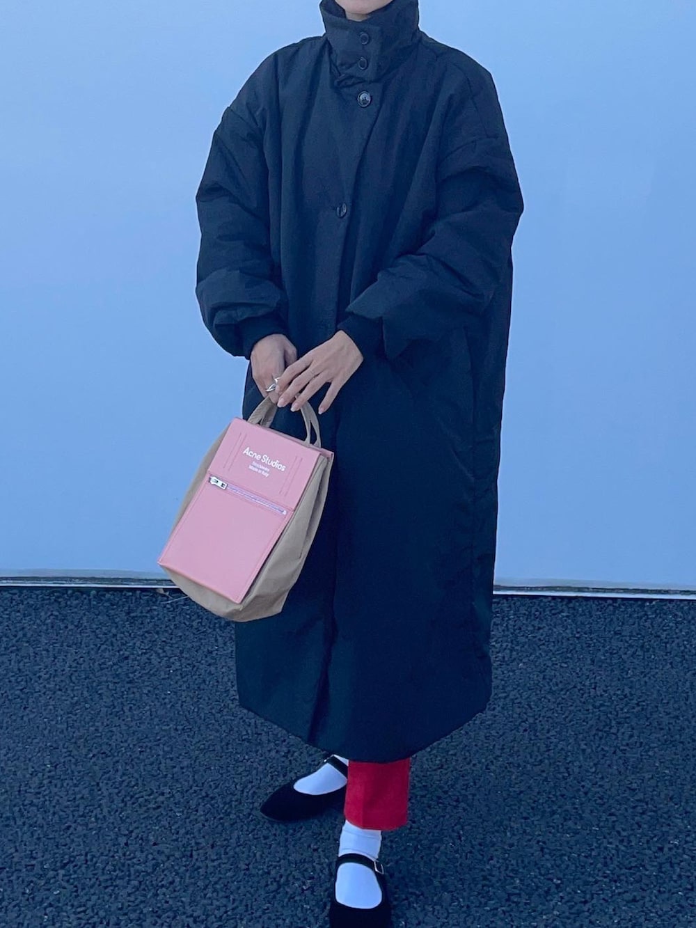 ブラック系のダウンジャケット/コート、その他のバッグを着用したレディースの秋コーディネートの3枚目の写真