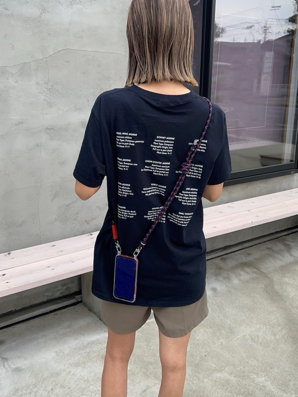 「スマホショルダー、Tシャツ、スマホケース、スマホストラップ、ショートパンツ、ラクチンコーデ、ロゴT、オトナカジュアル、カジュアル、カジュアルコーデ、初夏コーデ、パンツコーデ、楽チンコーデ、高身長女子、シンプルスタイル」｜「mi via locaのFRUIT OF THE LOOM ジャスミンロゴTシャツ 【MVL005 ※2A】（Tシャツ/カットソー、ブラック系）」を使った、りょんさん（レディース・165cm）の春コーディネートの2枚目の写真