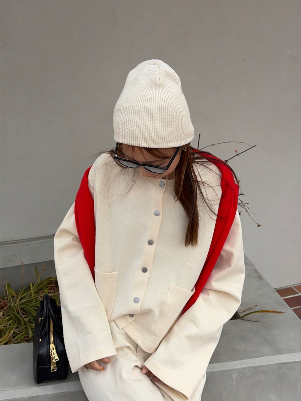 ホワイト系のカーディガン/ボレロ、シルバー系のスニーカー、ホワイト系のその他パンツを着用したレディースの冬コーディネートの2枚目の写真