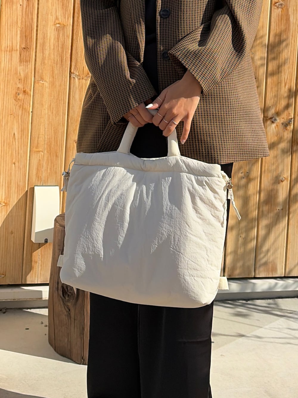 ホワイト系のショルダーバッグを着用したレディースの春コーディネートの2枚目の写真