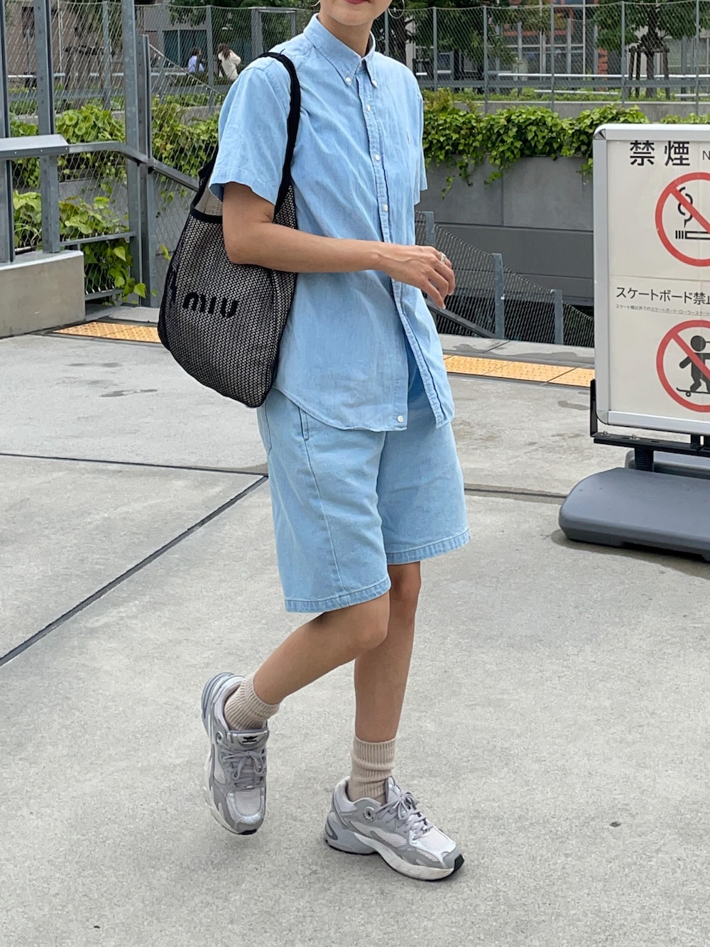 「ショートパンツ、デニムショートパンツ、デニムシャツ、Polo Ralph Lauren、ラルフローレン、古着MIX、レイヤードスタイル、夏コーデ、初夏コーデ、夏ファッション、メンズライク、メンズライクコーデ、メンズライク女子、adidas、アディダス」｜「miu miuのアイテム（バッグ、ブラック系）」を使った、りょんさん（レディース・165cm）の夏コーディネートの3枚目の写真