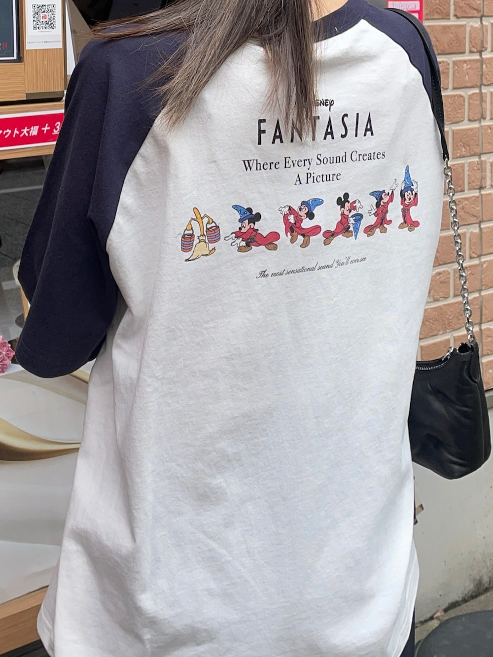 ブルー系のTシャツ/カットソー、ブラック系のショルダーバッグを着用したレディースの夏コーディネートの2枚目の写真