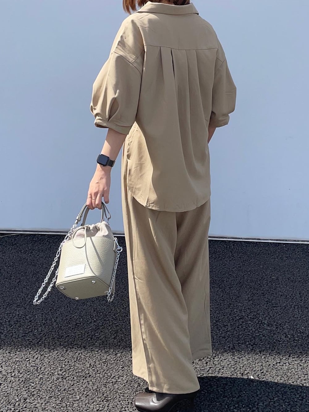 「シンプルコーデ、オールインワン、セットアップ、メゾンマルジェラ、Maison Margiela、プチプラコーデ、春コーデ、春、お洒落さんとつながりたい、キレイめ、ootd、パンツスタイル、きれいめカジュアル、オールインワン風、シャツスタイル」｜「Maison Margielaの＜MAISON MARGIELA（メゾン マルジェラ）＞5AC バケット バッグ ■■■（ショルダーバッグ、ベージュ系）」を使った、りょんさん（レディース・165cm）の春コーディネートの3枚目の写真