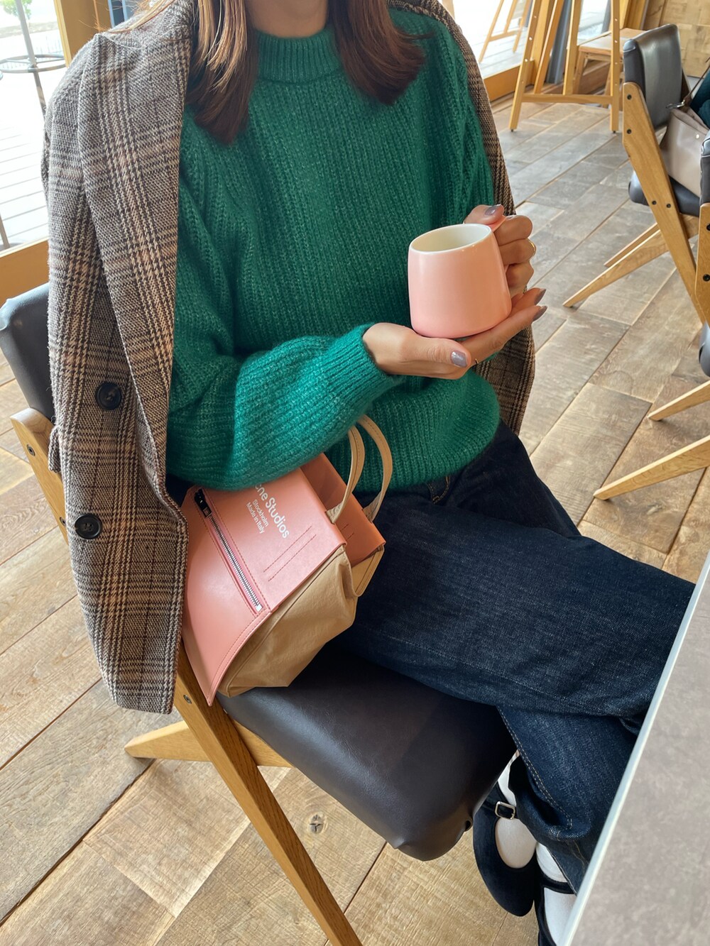 「ニット、カジュアル、グリーン、カラーニット、緑、秋服、デニムコーデ、オトナカジュアル、fifth、AcneStudios、秋冬コーデ、ニットコーデ、おしゃれさんと繋がりたい、アクネストゥディオズ、秋トレンド2021」｜「fifthの【星玲奈レコメンド】チェックテーラードジャケット（テーラードジャケット、ブラウン系）」を使った、りょんさん（レディース・165cm）の秋コーディネートの2枚目の写真