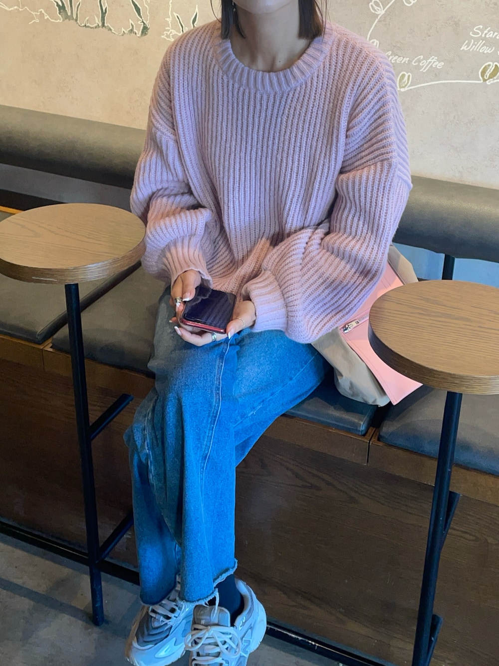 ピンク系のニット/セーター、その他のバッグ、ホワイト系のスニーカーを着用したレディースの冬コーディネートの3枚目の写真