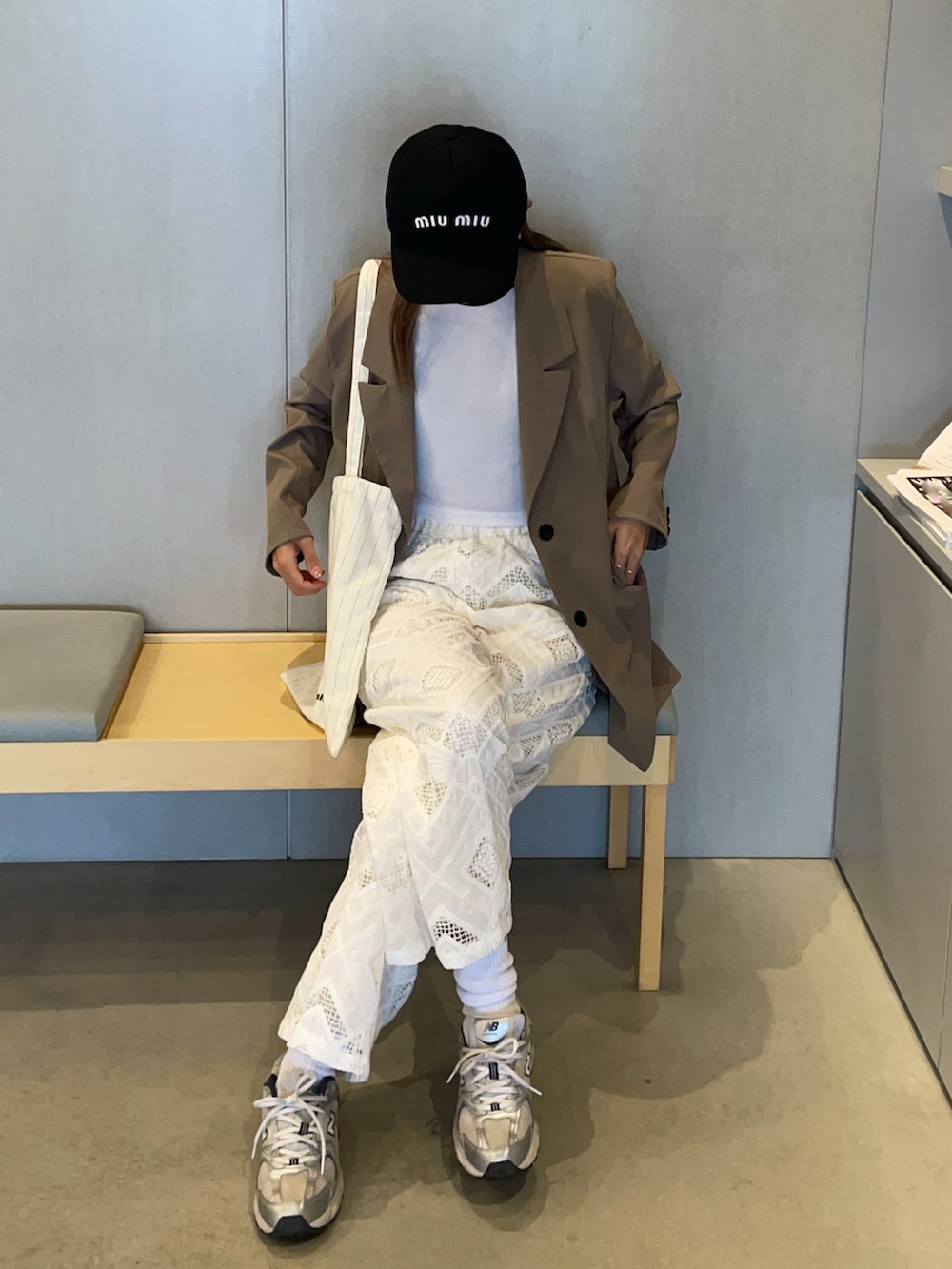 ホワイト系のその他パンツ、ブラック系のTシャツ/カットソー、ブラック系のキャップを着用したレディースの夏コーディネートの3枚目の写真