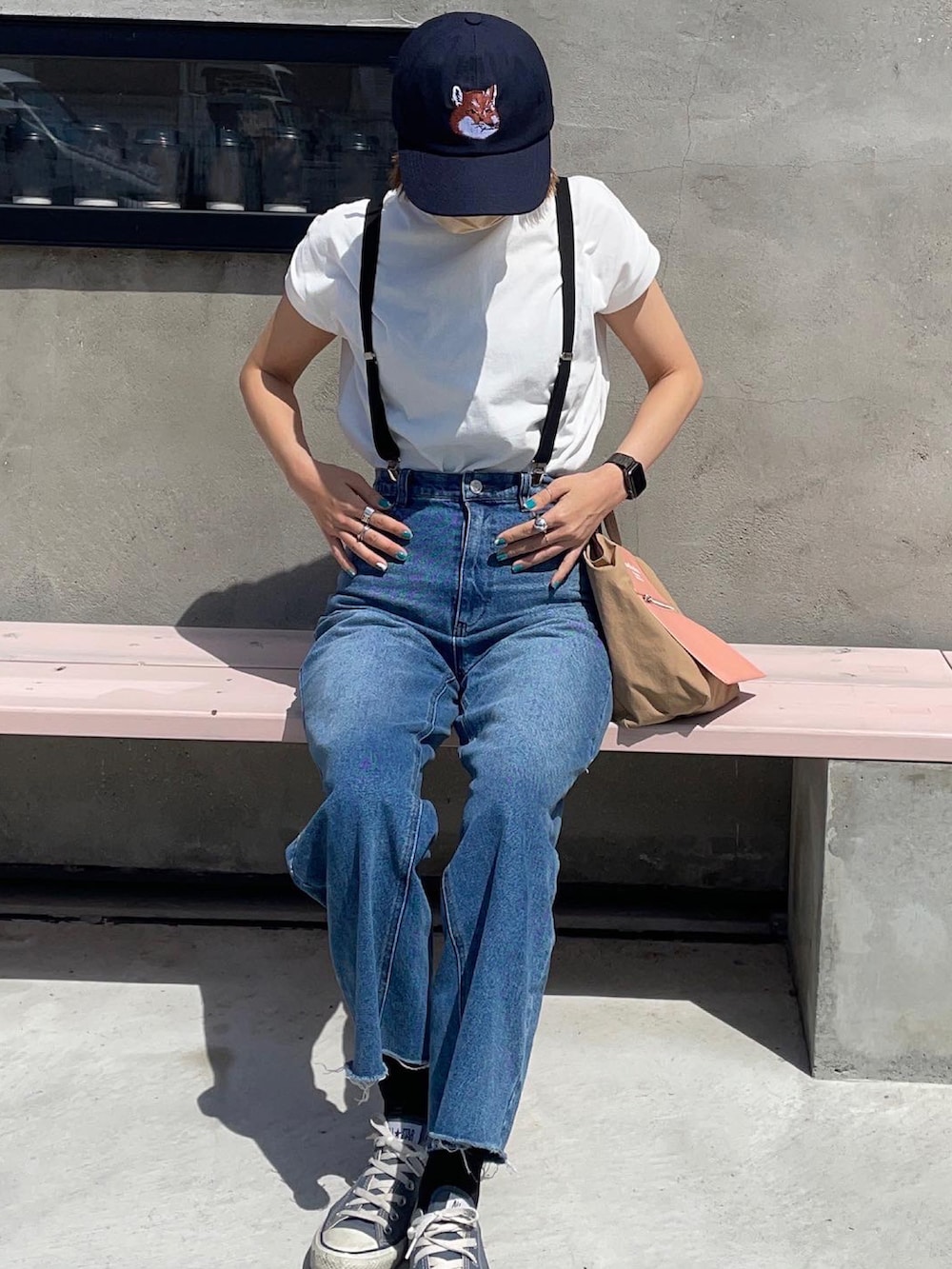 「ごきげんウィーク、メゾンキツネ、MAISON KITSUNE、キャップ、キャップ女子、白Tシャツ、白T、白Tシャツ×デニム、サスペンダー、コンバース、converse、スニーカー、スニーカー女子、大人カジュアル、シンプルコーデ」｜「coenのリピT・綿100%USAコットンハイネックTシャツ#（Tシャツ/カットソー、ホワイト系）」を使った、りょんさん（レディース・165cm）の春コーディネートの2枚目の写真