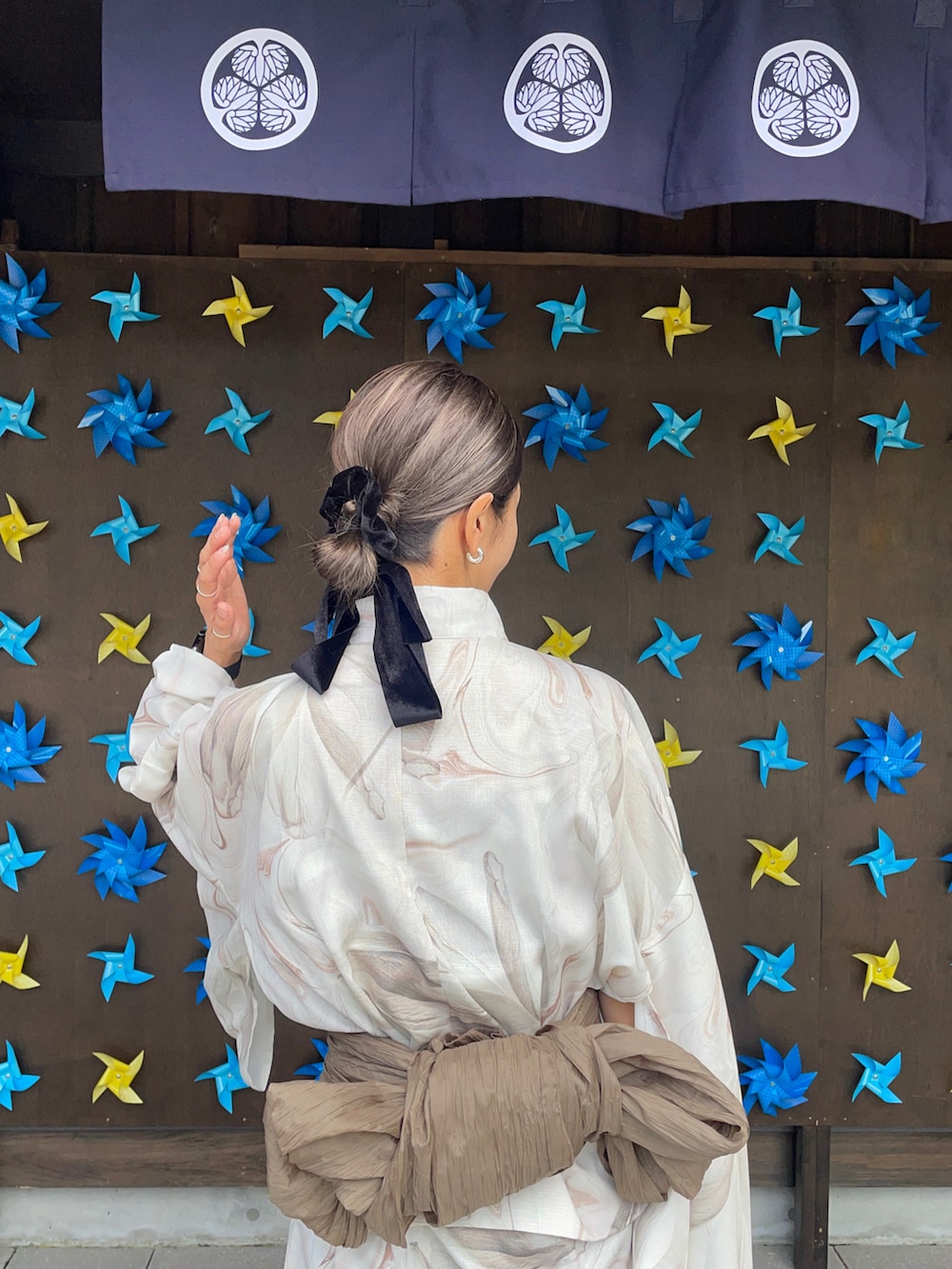 ベージュ系の浴衣を着用したレディースの夏コーディネートの2枚目の写真