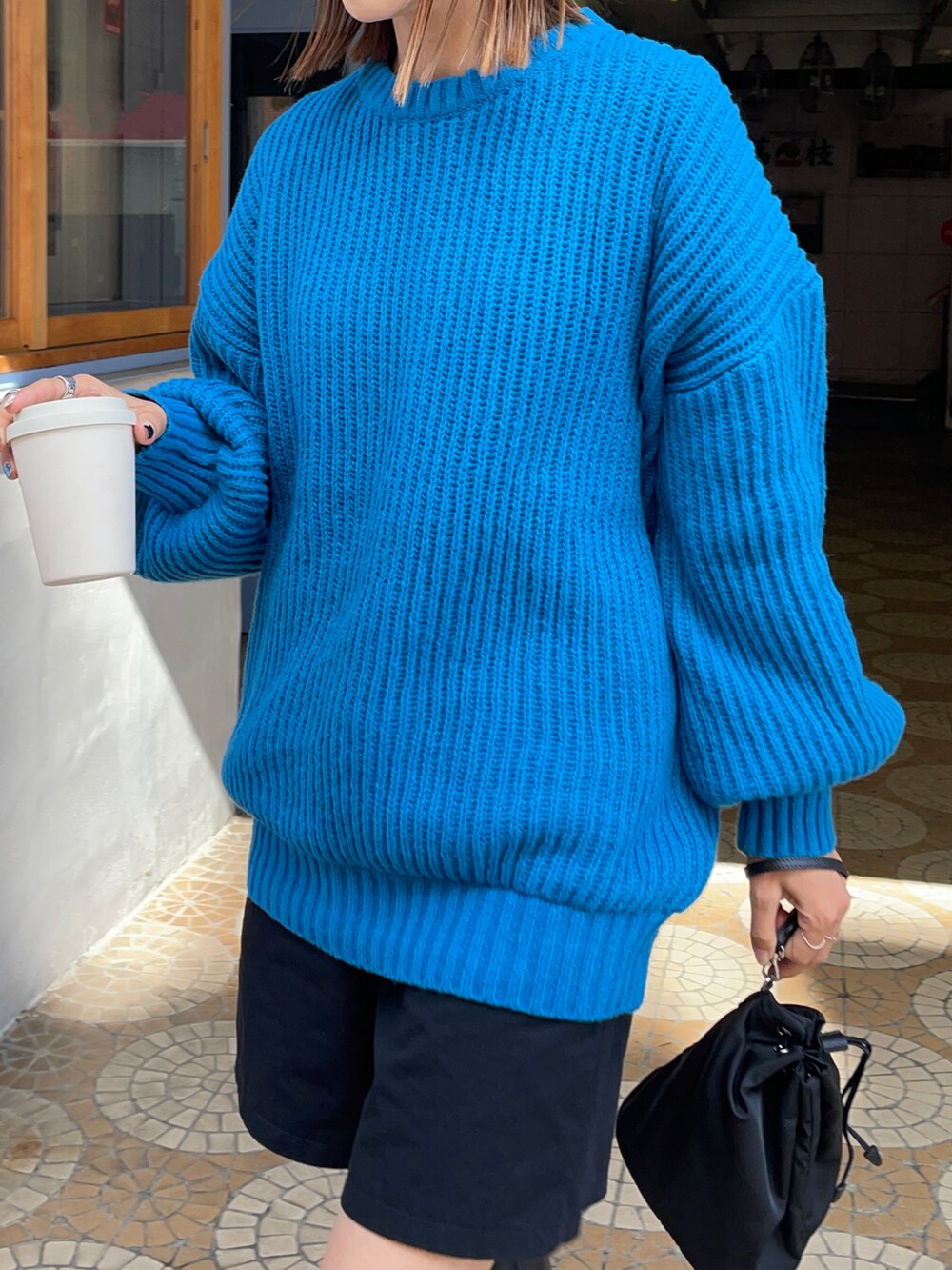 ブラック系のブーツ、ブラック系のその他パンツ、ブラック系のショルダーバッグを着用したレディースの秋コーディネートの4枚目の写真