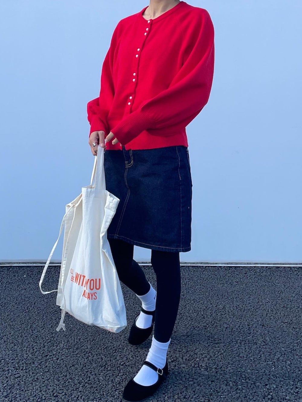 レッド系のカーディガン/ボレロを着用したレディースの秋コーディネートの2枚目の写真