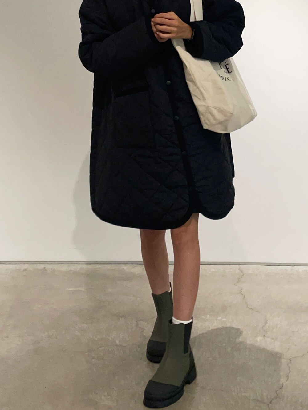 「forksy、ブーツ、キルティング、キルティングジャケット、キルティングコート、メゾンキツネ、MAISON KITSUNE、トートバッグ、秋服まるっと大公開、秋コーデ、秋のコーデ、お出かけコーデ、秋服、プチプラコーデ、ショートブーツ」｜「Maison KitsuneのMAISON KITSUNE/ロゴプリントトートバッグ（トートバッグ、ホワイト系）」を使った、りょんさん（レディース・165cm）の秋コーディネートの2枚目の写真