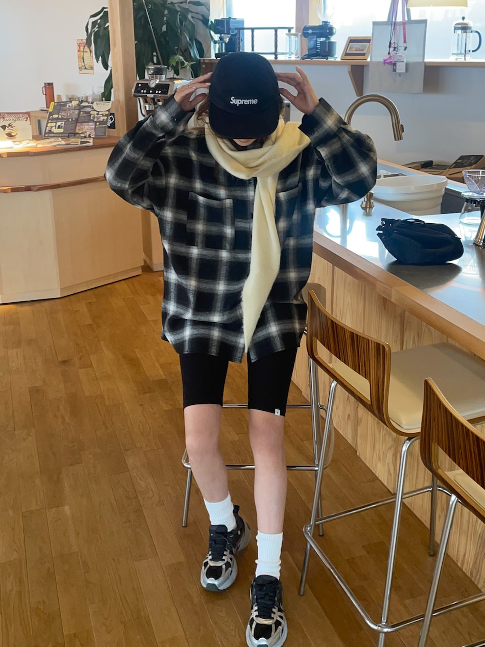 ブラック系のシャツ/ブラウス、ホワイト系のバンダナ/スカーフ、ブラック系のキャップを着用したレディースの秋コーディネートの3枚目の写真