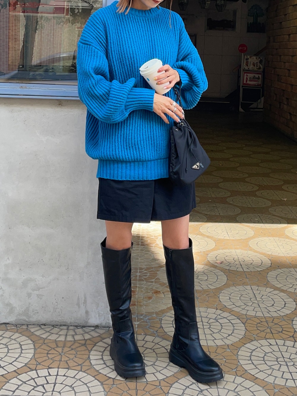 ブラック系のブーツ、ブラック系のその他パンツ、ブラック系のショルダーバッグを着用したレディースの秋コーディネートの3枚目の写真