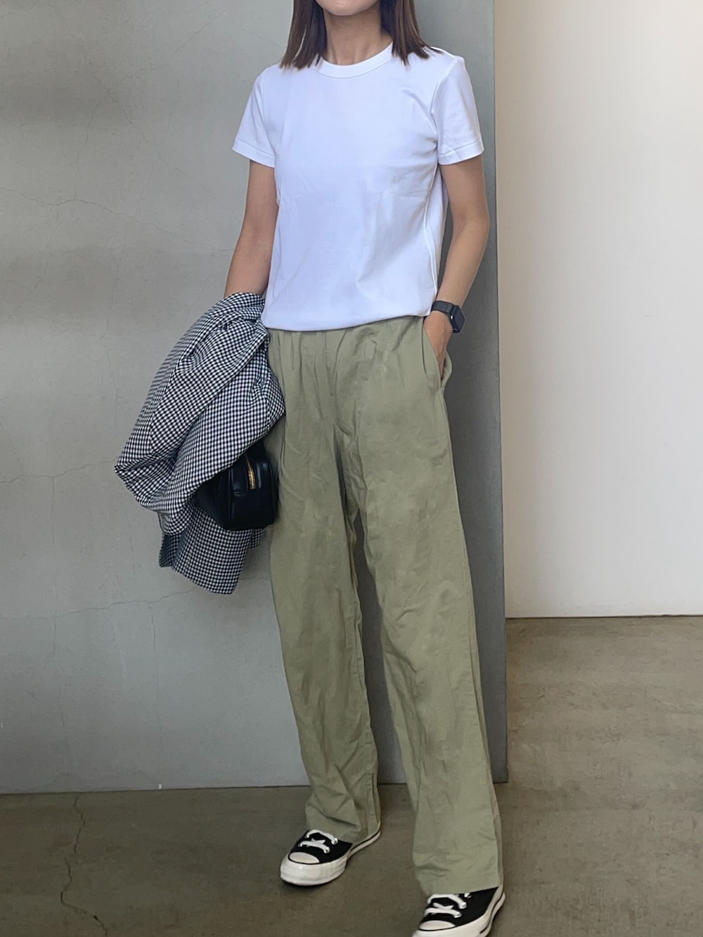 ベージュ系のTシャツ/カットソー、グリーン系のパンツを着用したレディースの春コーディネートの2枚目の写真