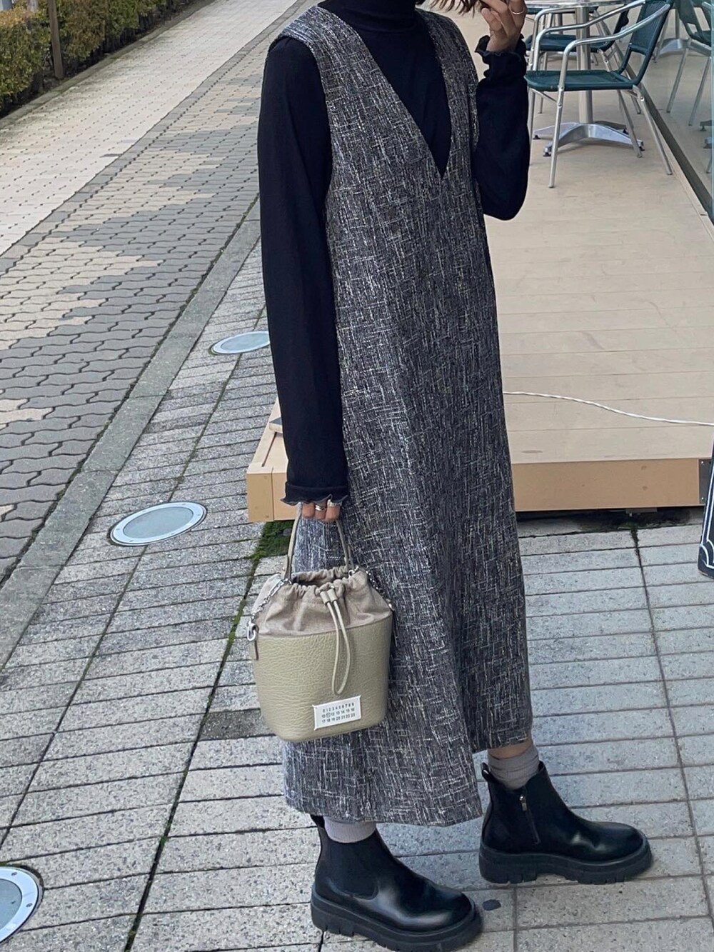 「ワンピース、サイドゴアブーツ、ショートブーツ、ブーツ、Maison Margiela、メゾンマルジェラ、マルジェラ、秋服、ツイード、きれいめカジュアル、秋冬コーデ、秋ルック紹介するよ、秋服コーデ、シンプルコーデ、厚底シューズ」｜「Maison Margielaの＜MAISON MARGIELA（メゾン マルジェラ）＞5AC バケット バッグ ■■■（ショルダーバッグ、ベージュ系）」を使った、りょんさん（レディース・165cm）の秋コーディネートの2枚目の写真