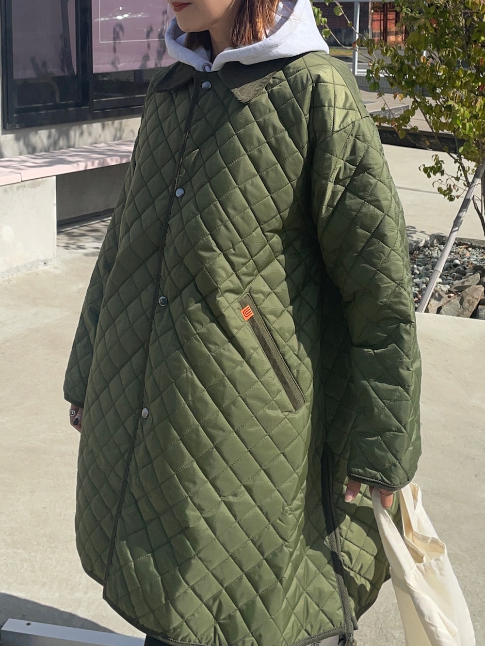 ブラック系のドレスシューズ、グリーン系のミリタリージャケットを着用したレディースの秋コーディネートの2枚目の写真