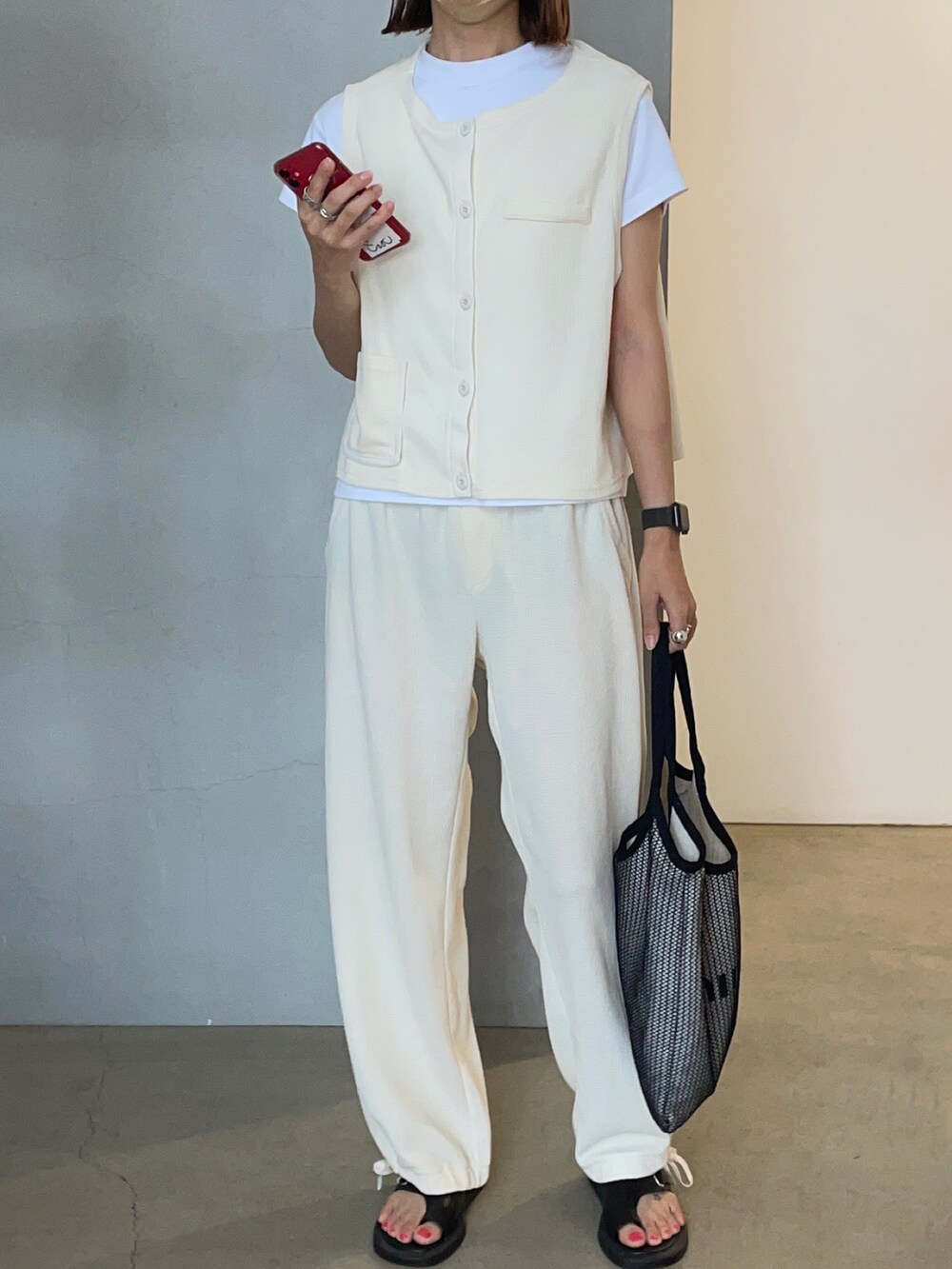「セットアップ、セットアップスタイル、interplay_tokyo、ワッフル、ベスト、ベストコーデ、ベスト×Tシャツ、MIUMIU、コーデ、夏コーデ、リラックススタイル、休日スタイル、大人カジュアル、シンプル、ラクチンコーデ」｜「VIVIANの2022年夏新色追加　アシメトングカジュアルコンフォートトングサンダル（サンダル、ブラック系）」を使った、りょんさん（レディース・165cm）の夏コーディネートの2枚目の写真