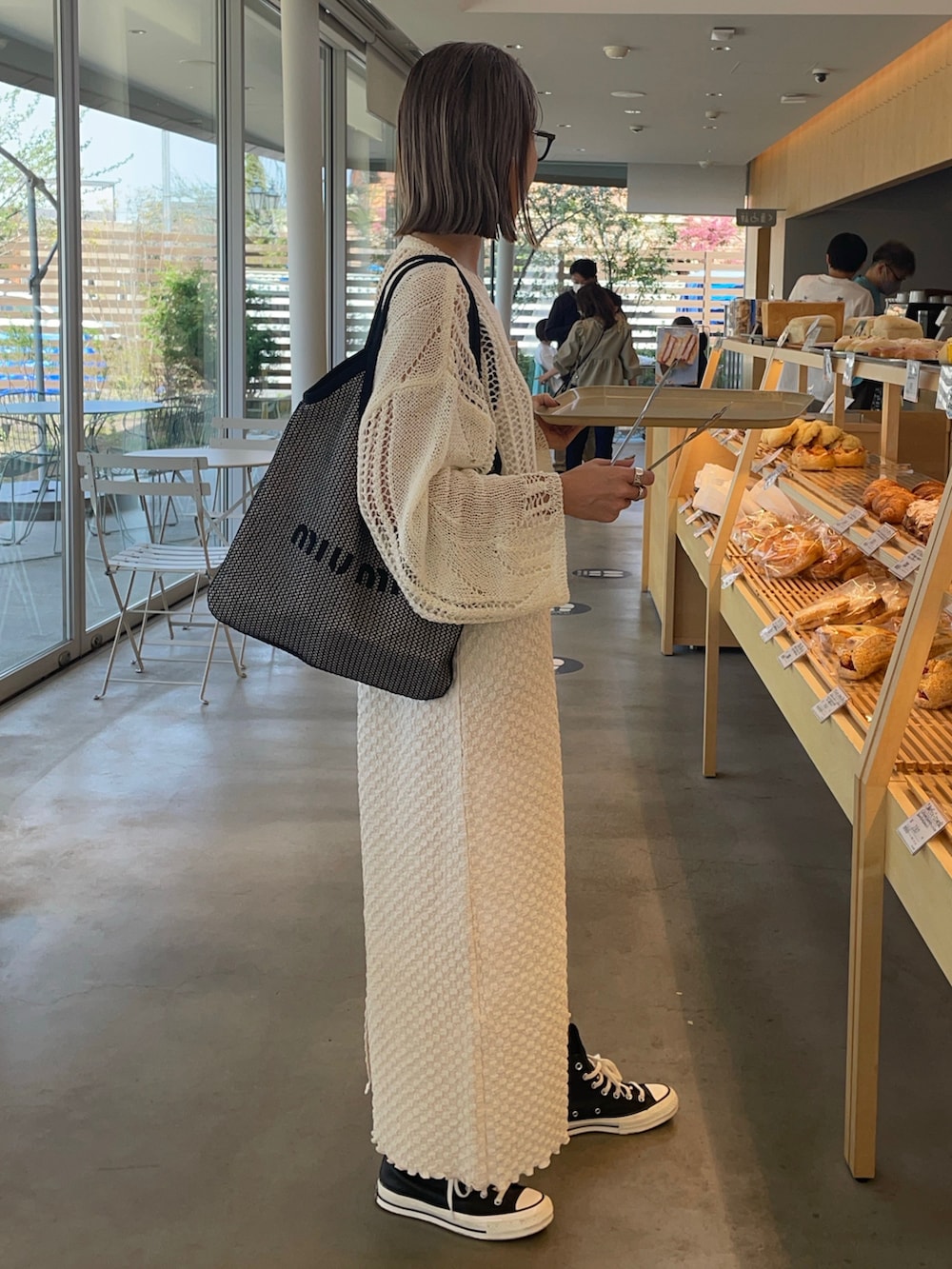 ホワイト系のワンピースを着用したレディースの春コーディネートの2枚目の写真