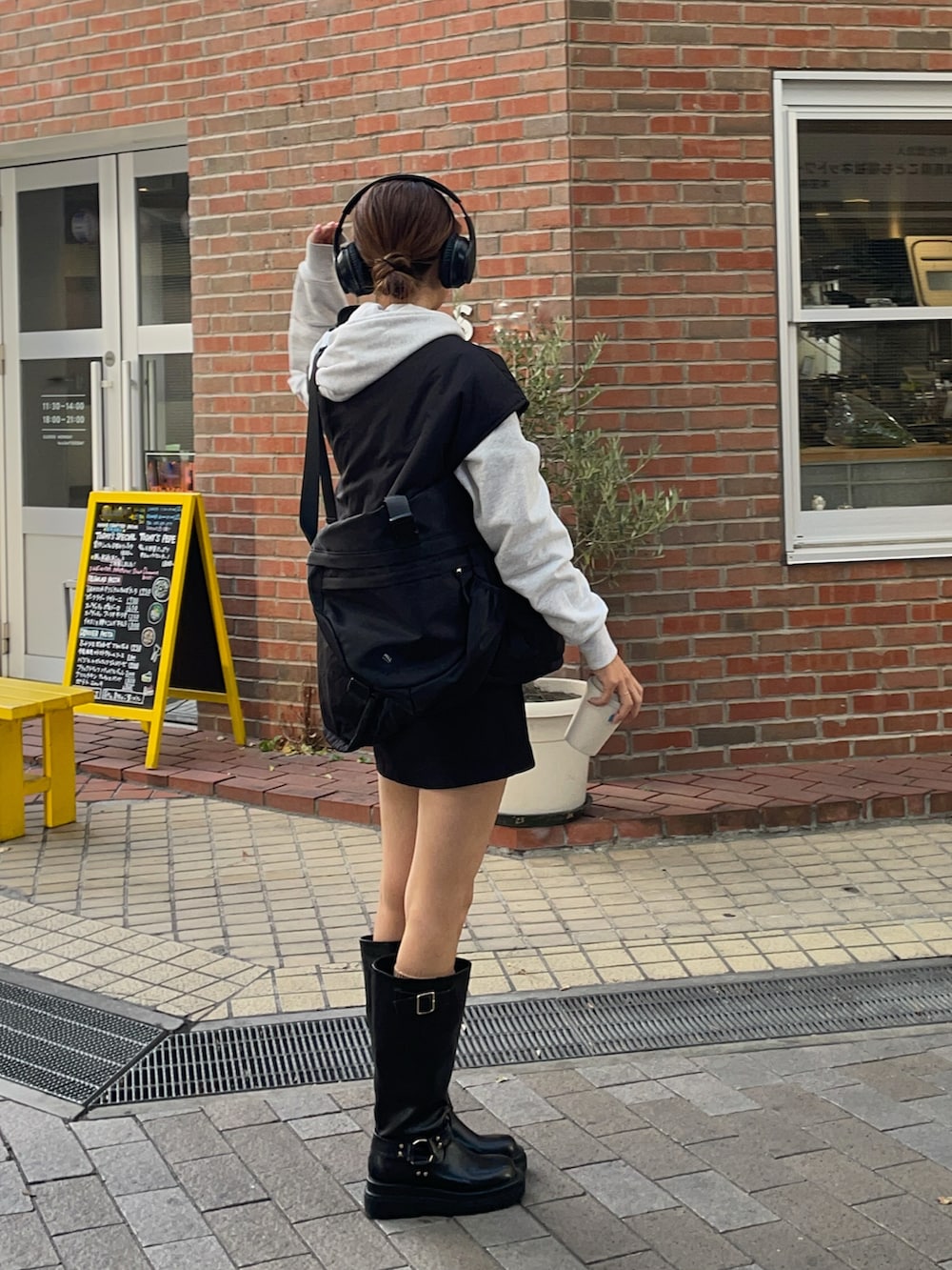 ブラック系のブーツ、ブラック系のボディバッグ/ウエストポーチを着用したレディースの冬コーディネートの3枚目の写真