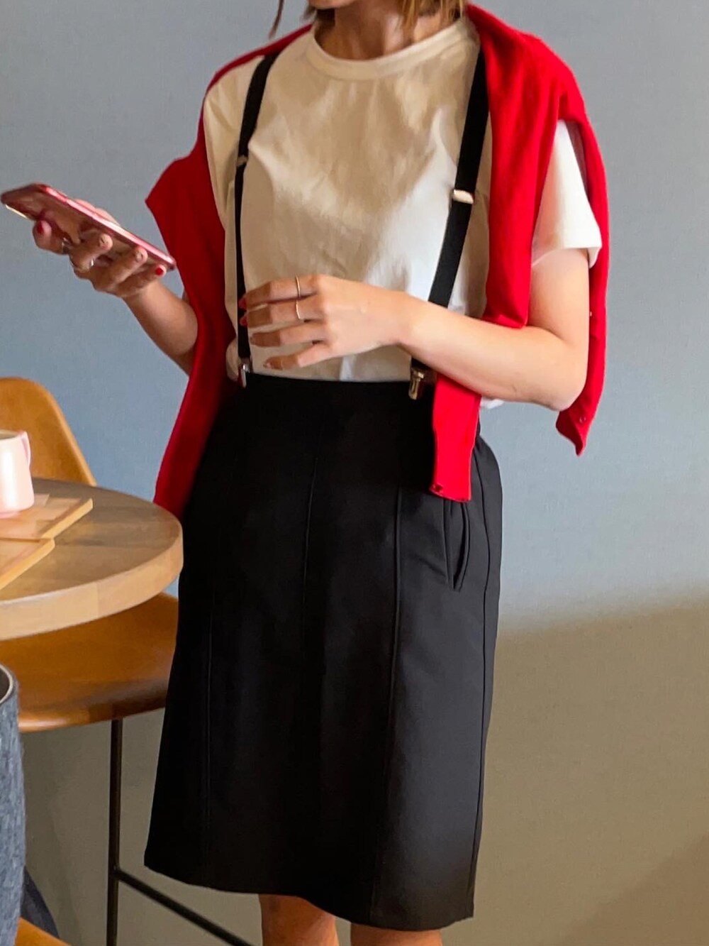 ブラック系のサンダル、ホワイト系のTシャツ/カットソー、ブラック系のスカートを着用したレディースの春コーディネートの3枚目の写真