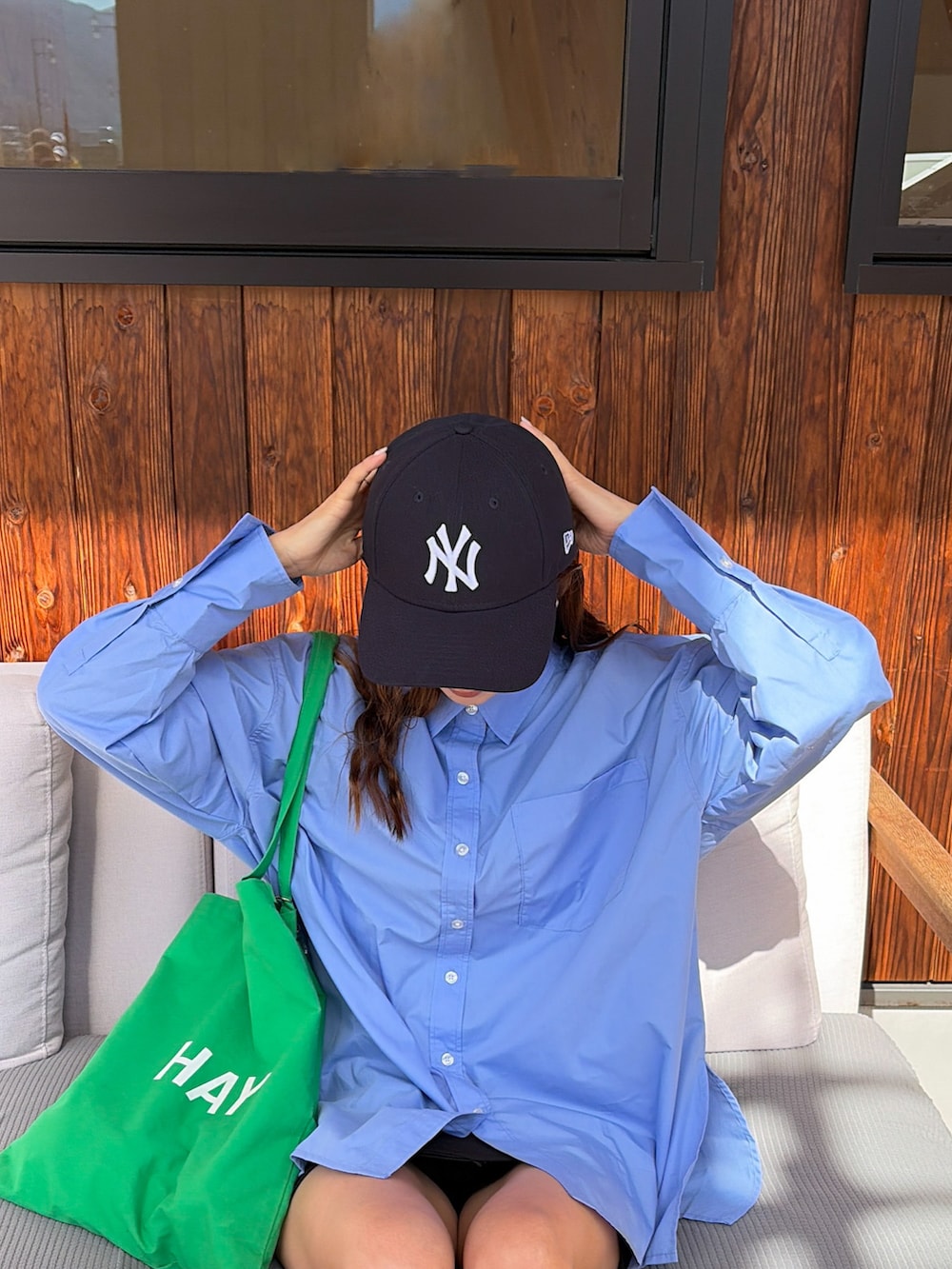 ブルー系のシャツ/ブラウスを着用したレディースの春コーディネートの3枚目の写真