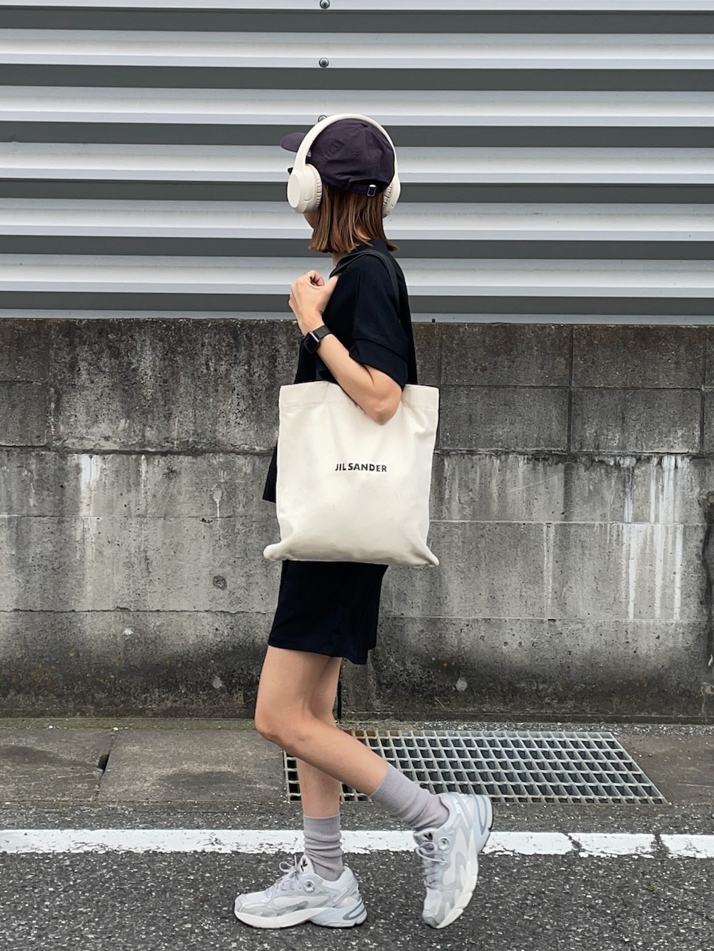 「セットアップ、セットアップスタイル、キャップ、キャップ女子、キャップコーデ、ニューエラ、ニューエラ キャップ、NEWERA、adidas、アディダス、ヘッドホン、ヘッドフォン、シンプルコーデ、ジルサンダー、JILSANDER」｜「JIL SANDERのFLAT SHOPPER LG（トートバッグ、ホワイト系）」を使った、りょんさん（レディース・165cm）の春コーディネートの2枚目の写真
