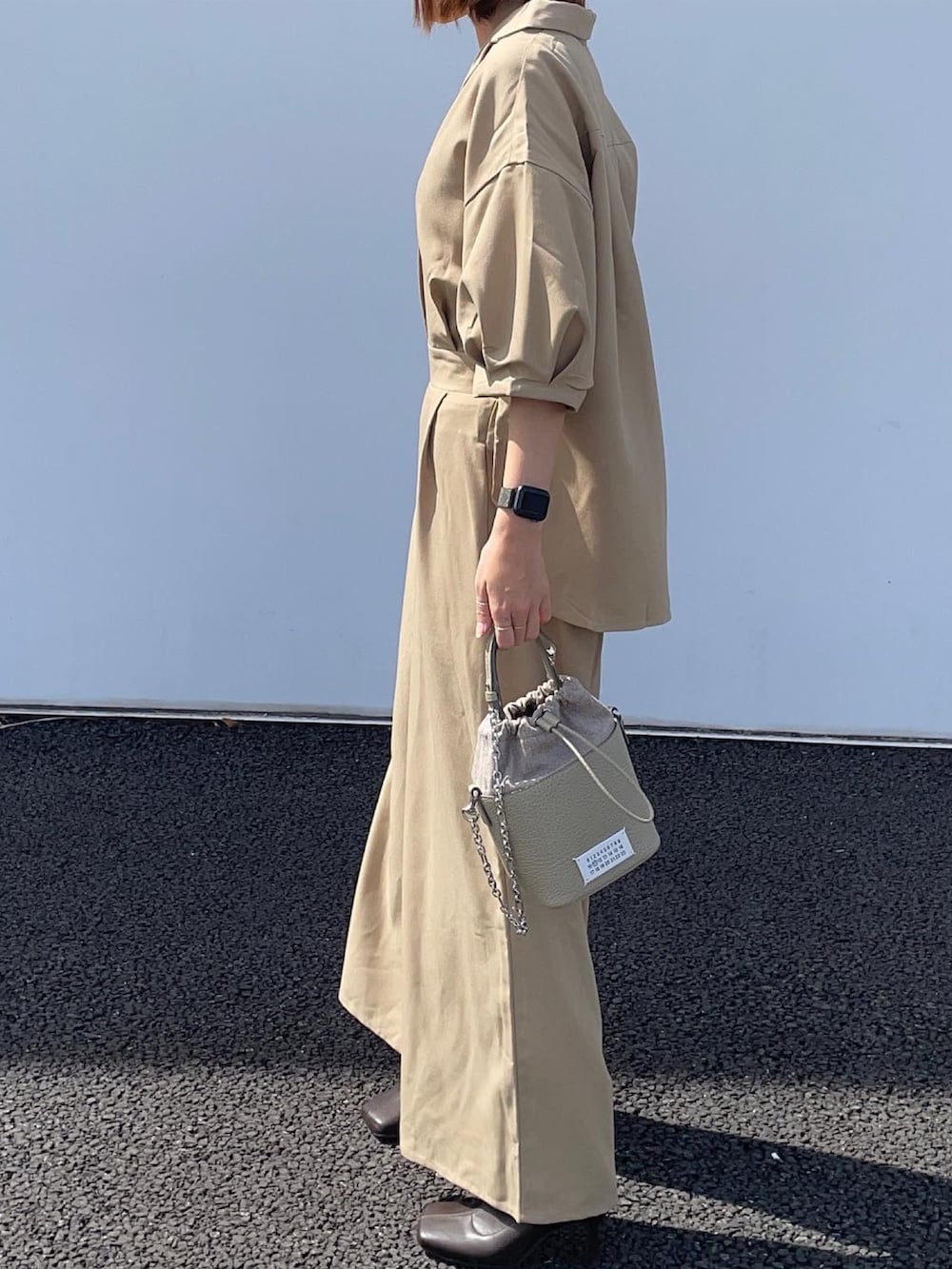 「シンプルコーデ、オールインワン、セットアップ、メゾンマルジェラ、Maison Margiela、プチプラコーデ、春コーデ、春、お洒落さんとつながりたい、キレイめ、ootd、パンツスタイル、きれいめカジュアル、オールインワン風、シャツスタイル」｜「Maison Margielaの＜MAISON MARGIELA（メゾン マルジェラ）＞5AC バケット バッグ ■■■（ショルダーバッグ、ベージュ系）」を使った、りょんさん（レディース・165cm）の春コーディネートの4枚目の写真