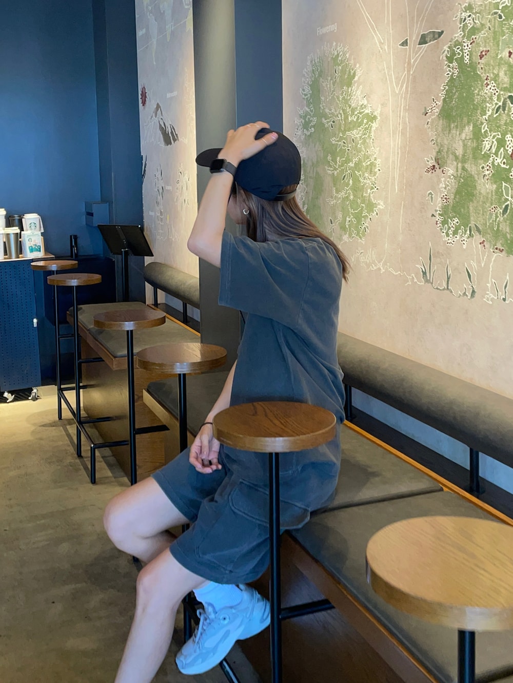 ブラック系のその他パンツ、ブラック系のTシャツ/カットソー、グレー系のスニーカーを着用したレディースの夏コーディネートの2枚目の写真