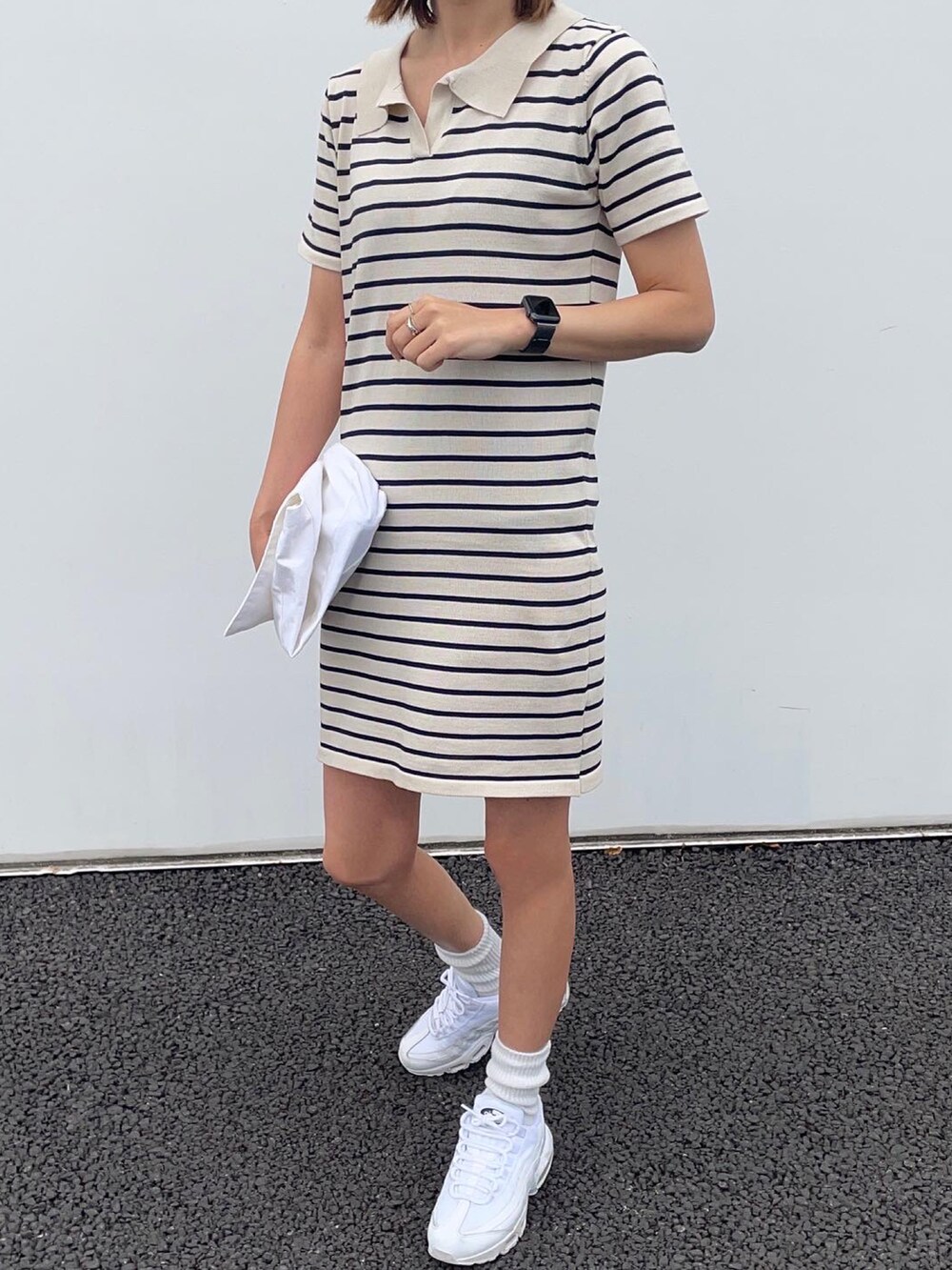 ホワイト系のワンピース/ドレス、ホワイト系のスニーカー、ゴールド系のリングを着用したレディースの夏コーディネートの2枚目の写真