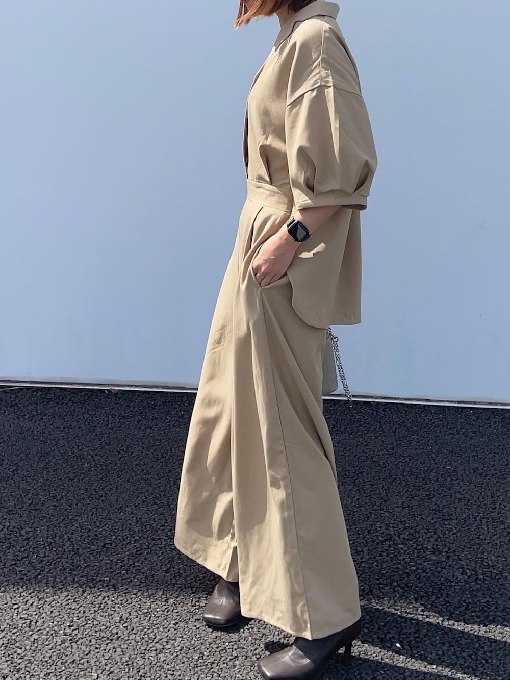 「シンプルコーデ、オールインワン、セットアップ、メゾンマルジェラ、Maison Margiela、プチプラコーデ、春コーデ、春、お洒落さんとつながりたい、キレイめ、ootd、パンツスタイル、きれいめカジュアル、オールインワン風、シャツスタイル」｜「Maison Margielaの＜MAISON MARGIELA（メゾン マルジェラ）＞5AC バケット バッグ ■■■（ショルダーバッグ、ベージュ系）」を使った、りょんさん（レディース・165cm）の春コーディネートの2枚目の写真