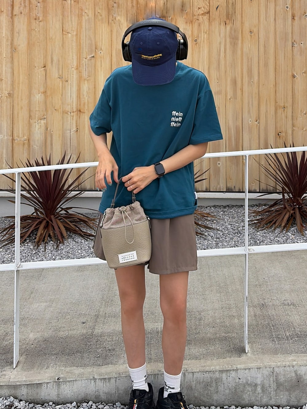 グリーン系のTシャツ/カットソー、ベージュ系のショルダーバッグ、ブルー系のキャップを着用したレディースの夏コーディネートの3枚目の写真
