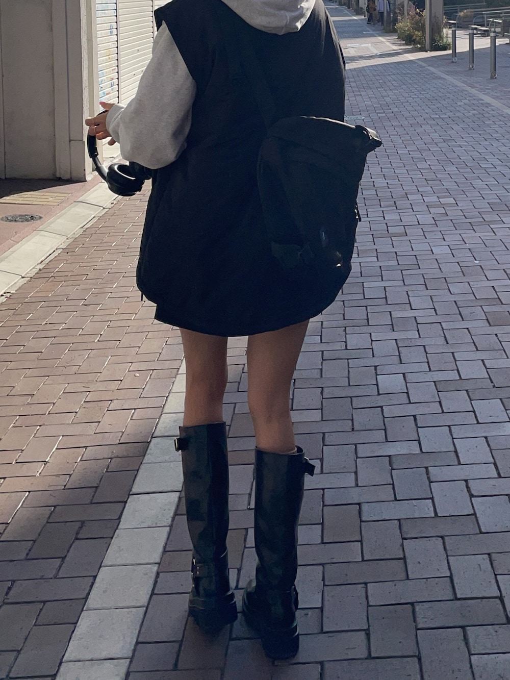 ブラック系のブーツ、ブラック系のボディバッグ/ウエストポーチを着用したレディースの冬コーディネートの5枚目の写真