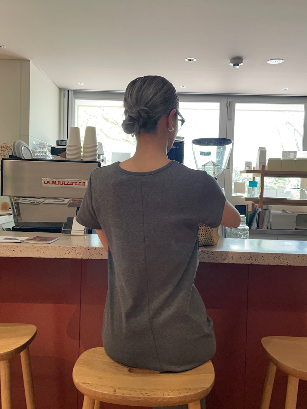 グレー系のワンピース、ブラウン系のバッグを着用したレディースの夏コーディネートの2枚目の写真