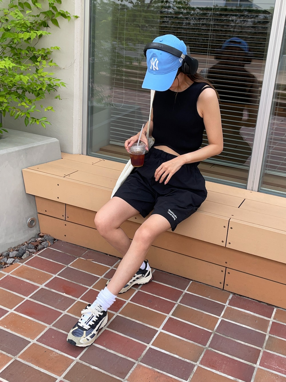 ブラック系のその他パンツ、ホワイト系のトートバッグ、ブルー系のキャップを着用したレディースの夏コーディネートの3枚目の写真