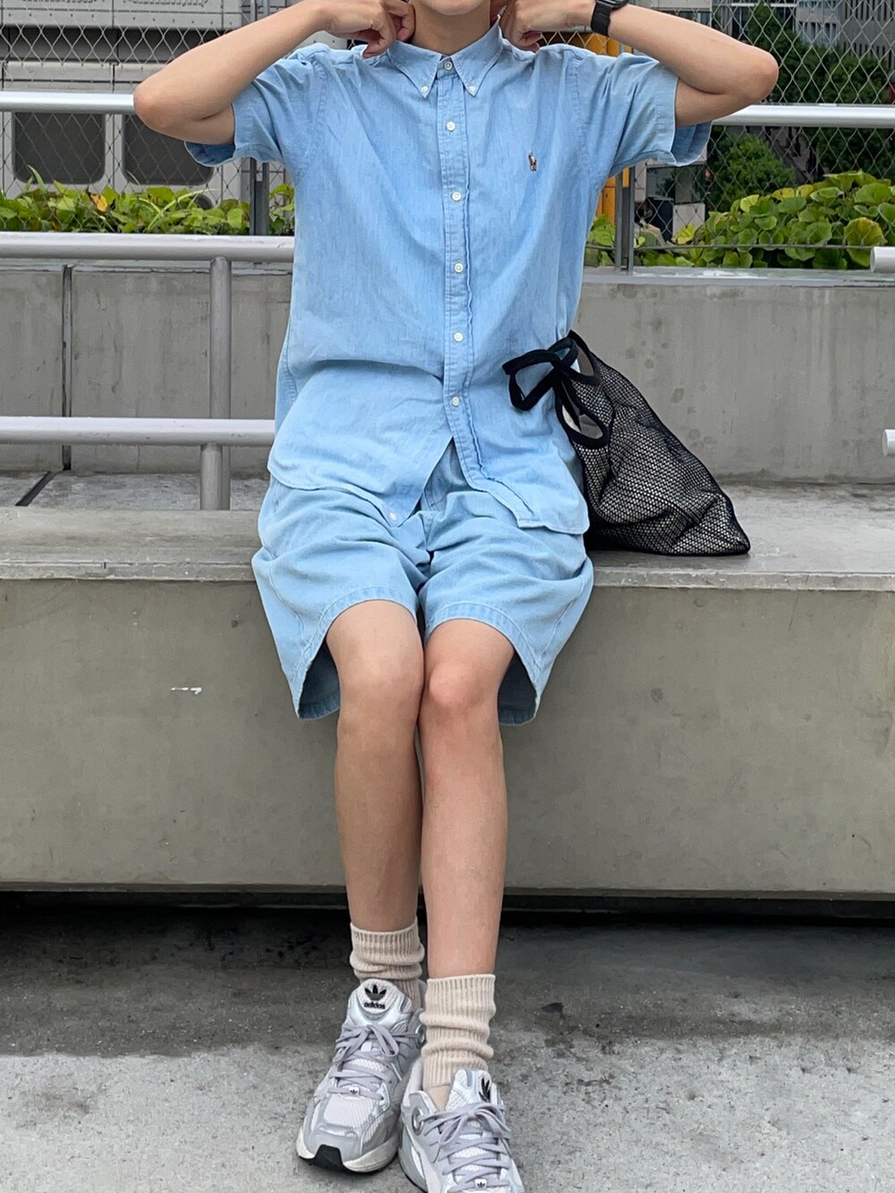 「ショートパンツ、デニムショートパンツ、デニムシャツ、Polo Ralph Lauren、ラルフローレン、古着MIX、レイヤードスタイル、夏コーデ、初夏コーデ、夏ファッション、メンズライク、メンズライクコーデ、メンズライク女子、adidas、アディダス」｜「miu miuのアイテム（バッグ、ブラック系）」を使った、りょんさん（レディース・165cm）の夏コーディネートの2枚目の写真