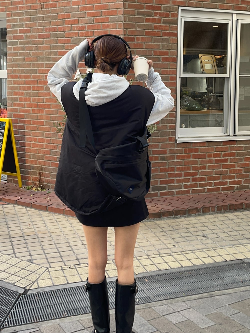 ブラック系のブーツ、ブラック系のボディバッグ/ウエストポーチを着用したレディースの冬コーディネートの4枚目の写真