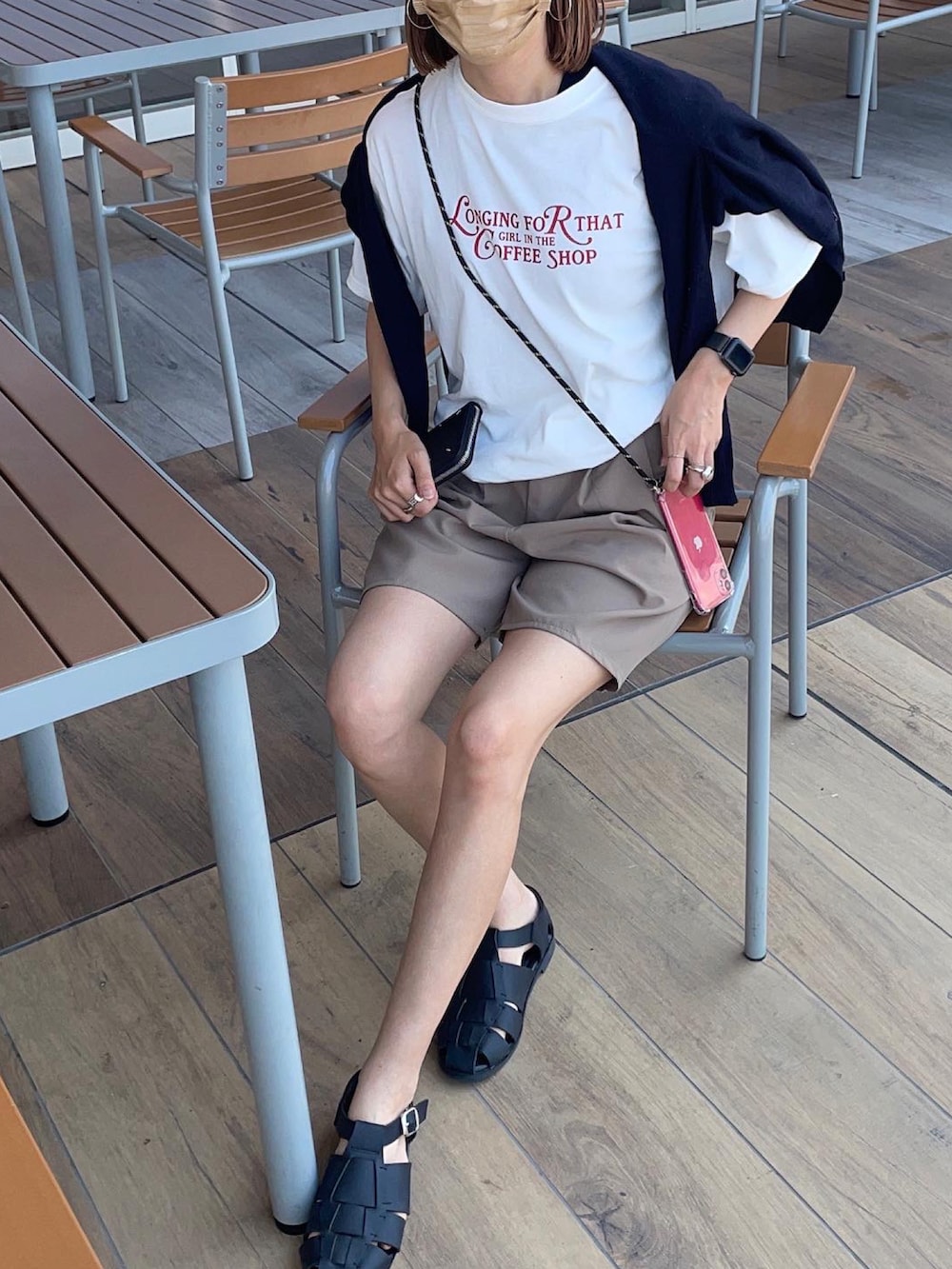 ブラック系のサンダル、ホワイト系のTシャツ/カットソー、シルバー系のリングを着用したレディースの夏コーディネートの2枚目の写真
