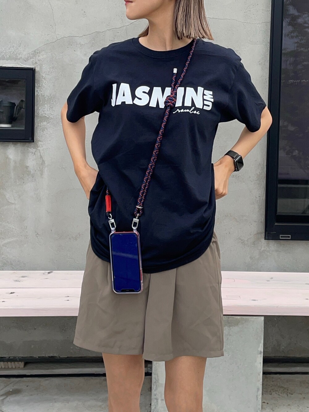 「スマホショルダー、Tシャツ、スマホケース、スマホストラップ、ショートパンツ、ラクチンコーデ、ロゴT、オトナカジュアル、カジュアル、カジュアルコーデ、初夏コーデ、パンツコーデ、楽チンコーデ、高身長女子、シンプルスタイル」｜「mi via locaのFRUIT OF THE LOOM ジャスミンロゴTシャツ 【MVL005 ※2A】（Tシャツ/カットソー、ブラック系）」を使った、りょんさん（レディース・165cm）の春コーディネートの3枚目の写真