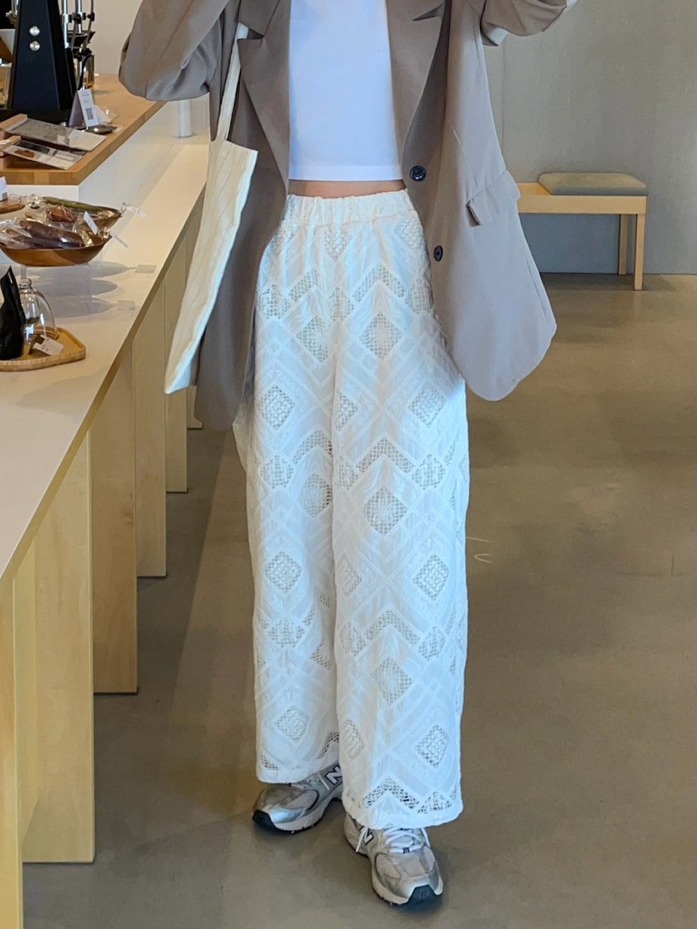 ホワイト系のその他パンツ、ブラック系のTシャツ/カットソー、ブラック系のキャップを着用したレディースの夏コーディネートの2枚目の写真