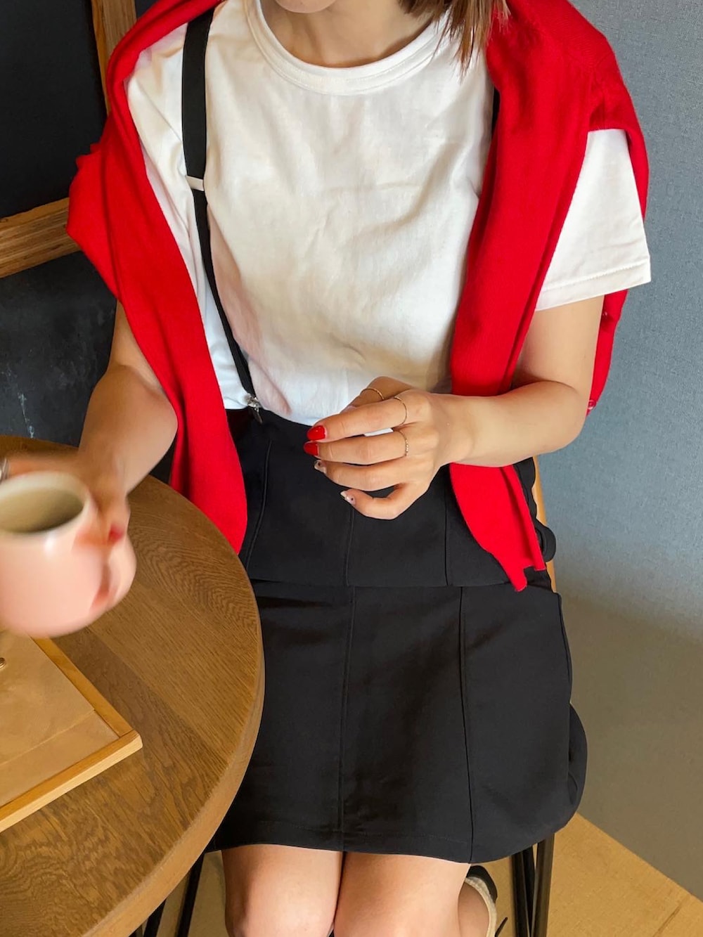 ブラック系のサンダル、ホワイト系のTシャツ/カットソー、ブラック系のスカートを着用したレディースの春コーディネートの2枚目の写真