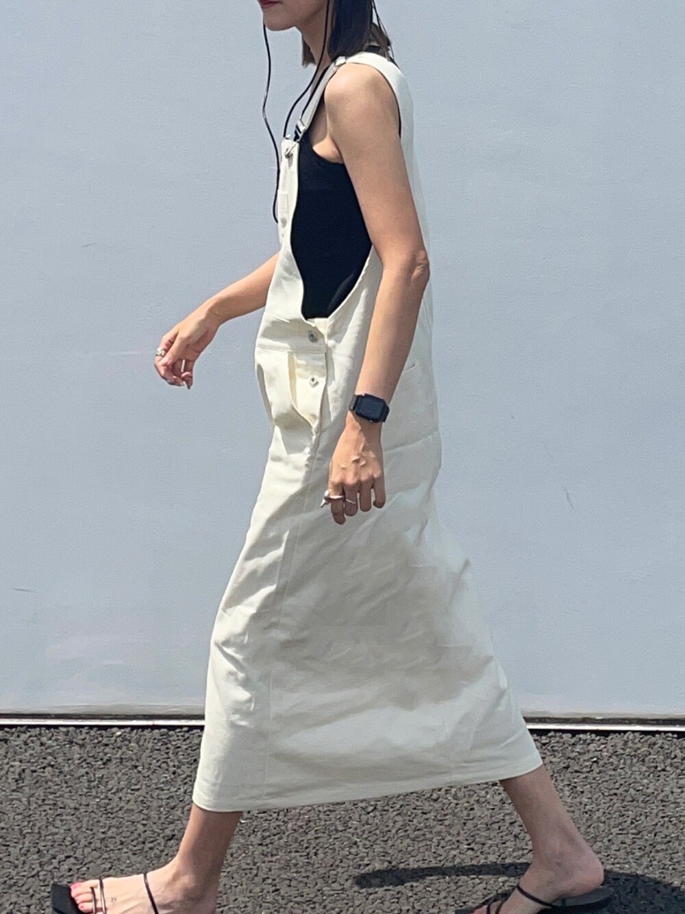 「サロペット、サロペットスカート、サロペットコーデ、TODAYFUL、キャップ、夏コーデ、タンクトップ、キャップ女子、サロペ、夏ファッション、おしゃれさんと繋がりたい、カジュアルコーデ、シンプルコーデ、高身長女子、リラックススタイル」｜「TODAYFULのレザーコードキャップ（キャップ、ブラック系）」を使った、りょんさん（レディース・165cm）の夏コーディネートの2枚目の写真