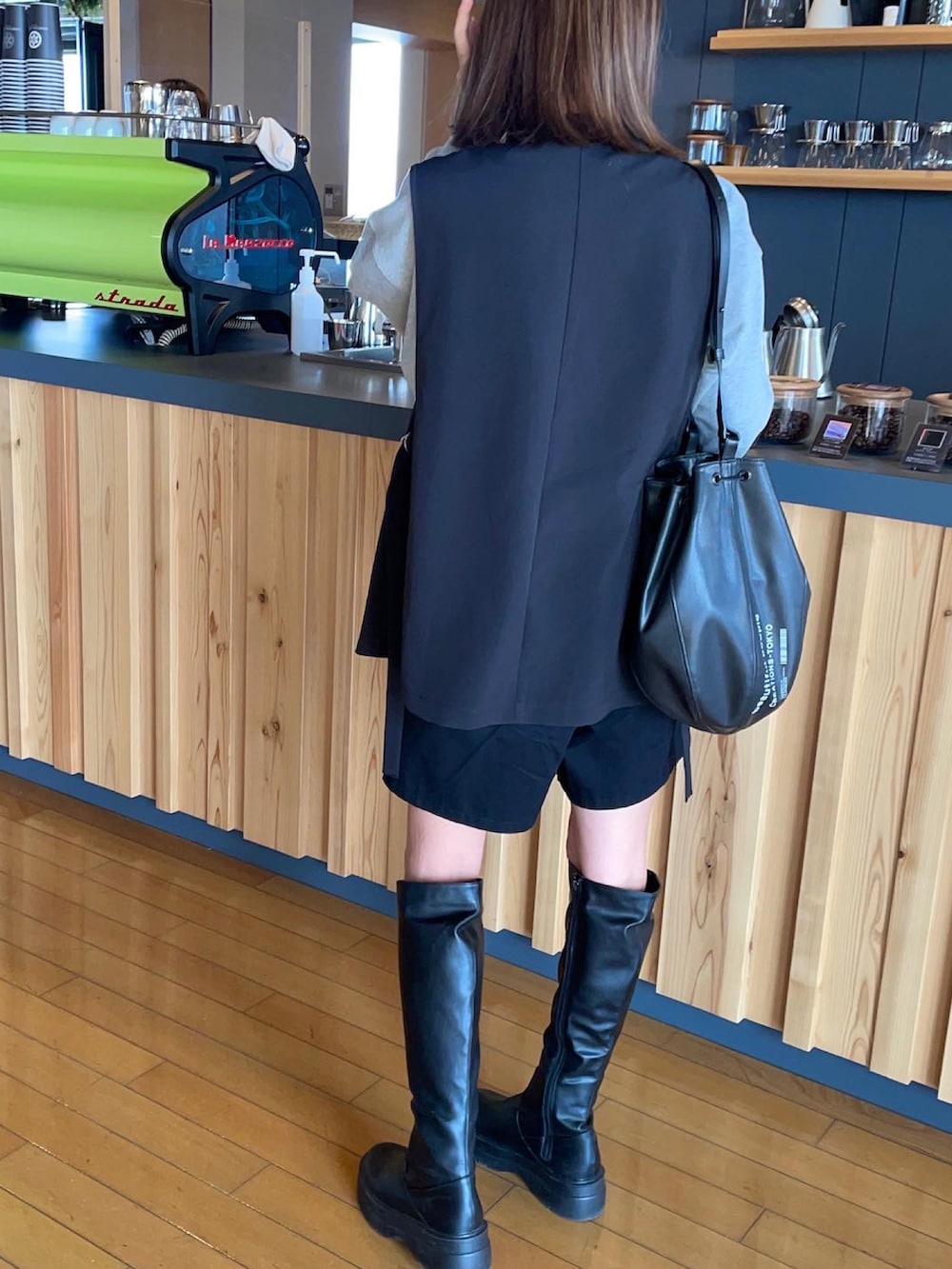 ブラック系のブーツ、ブラック系のその他パンツ、ブラック系のベストを着用したレディースの冬コーディネートの3枚目の写真