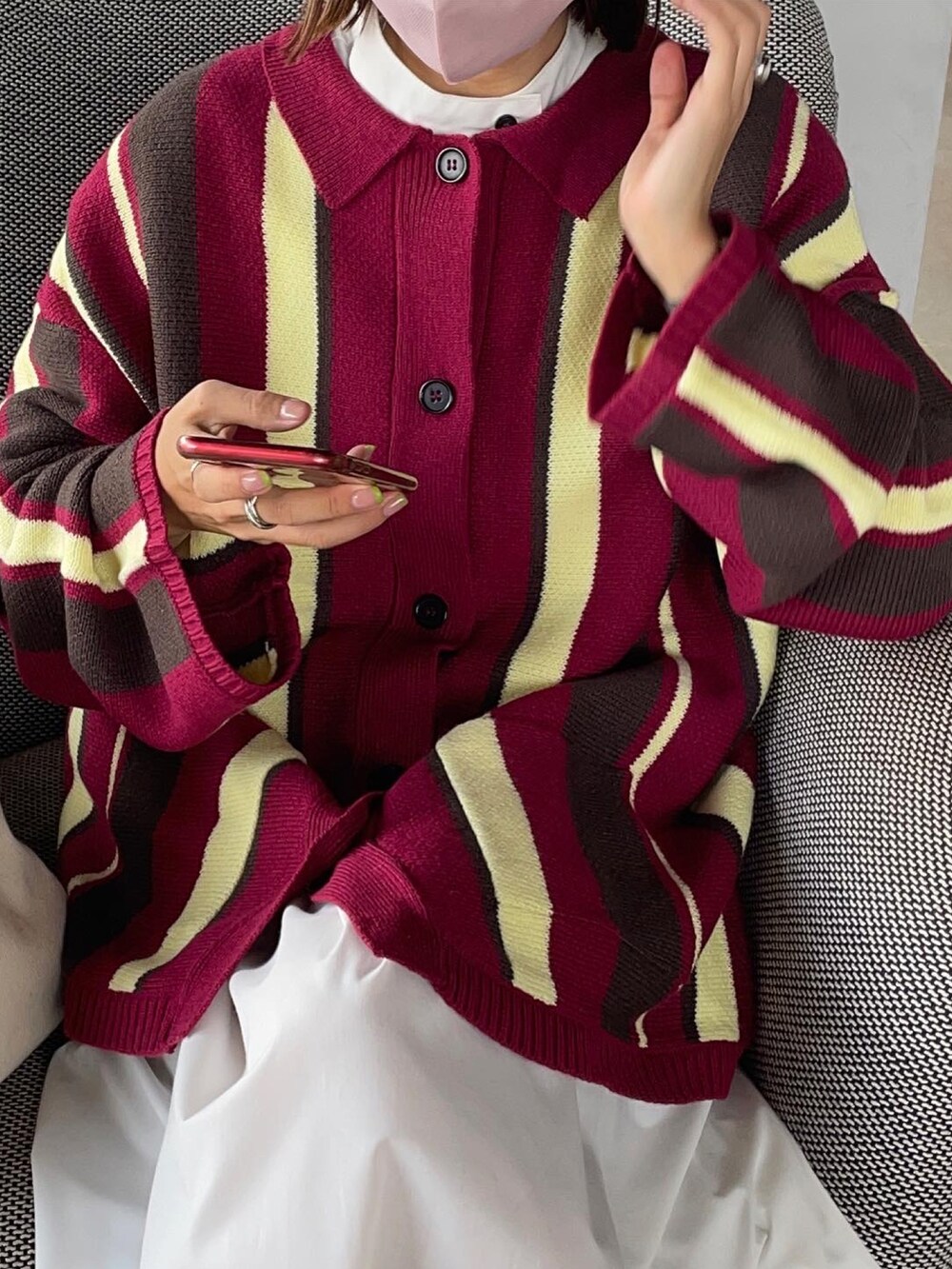 ブラック系のブーツ、ホワイト系のワンピース、ピンク系のカーディガン/ボレロを着用したレディースの秋コーディネートの3枚目の写真