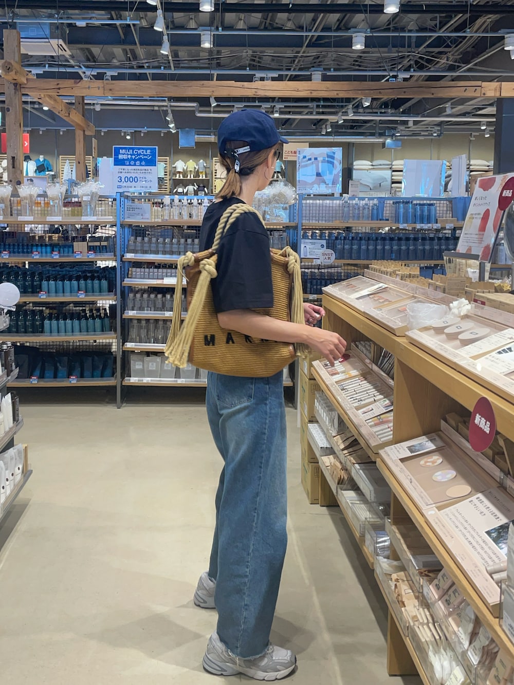 「メゾンマルジェラ、チャンピオン、Maison Margiela、Champion、キャップ、adidas originals、アディダス、デニム、デニムパンツ、夏コーデ、レイヤードスタイル、MARNI、マルニ、メンズライク、春夏コーデ」｜「MARNIの＜MARNI＞MARCEL BAG/バッグ.（ハンドバッグ、ベージュ系）」を使った、りょんさん（レディース・165cm）の夏コーディネートの2枚目の写真