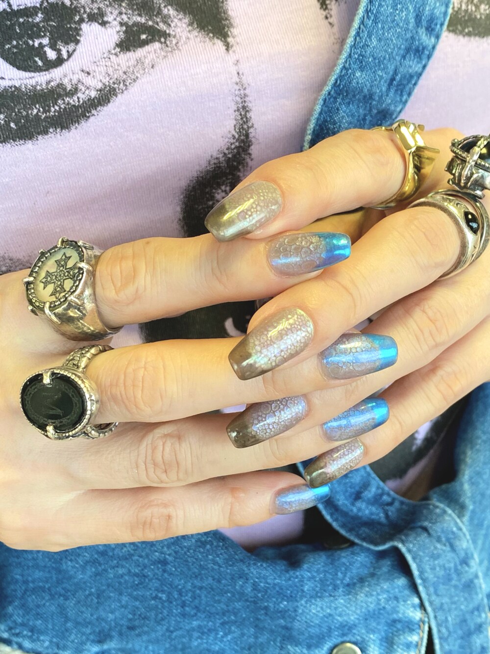 ブルー系のデニムパンツ、ブルー系のシャツ/ブラウス、シルバー系のピアス（両耳用）を着用したレディースの秋コーディネートの2枚目の写真