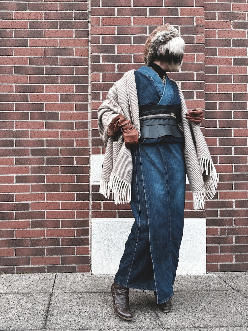 ベージュ系のその他アウター、ブラウン系のブーティ、ブラック系のベルトを着用したレディースの冬コーディネートの2枚目の写真