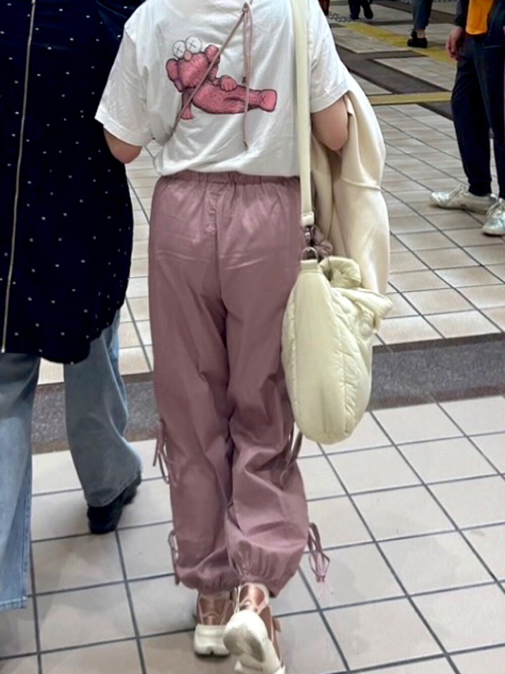 ピンク系のサンダル、ピンク系のパンツ、ホワイト系のTシャツ/カットソーを着用したレディースの夏コーディネートの2枚目の写真